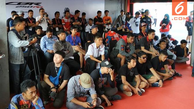 Peserta Indonesia CBR Race Day (ICE Day) 2018 mendengarkan penjelasan dalam coaching clinic sebelum balap. (Arief Aszhari/Liputan6.com)