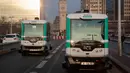 Dua bus tanpa supir (driverless) mulai dioperasikan di Paris, Senin (23/1). Bus dengan kapasitas penumpang 10 orang itu beroperasi di lajur khusus, berupa jembatan yang menghubungkan dua stasiun kereta, di timur pusat kota. (GEOFFROY VAN DER HASSELT/AFP)