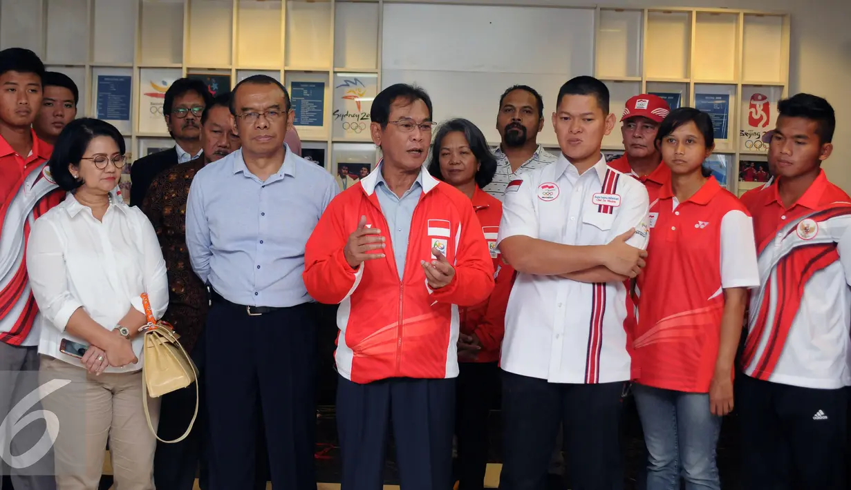 Wakil Ketua Umum KOI, Muddai Madang (tengah) memberi sambutan saat melepas keberangkatan tim olimpiade Indonesia di gedung KOI Jakarta, Rabu (27/7). Ia berharap para atlet bisa berjuang untuk meraih medali emas. (Liputan6.com/Helmi Fithriansyah)