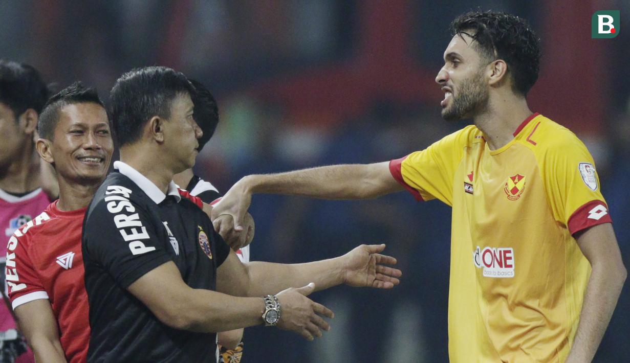 Bek Selangor FA, Willian Pachecho, bercanda dengan Manajer Persija Jakarta, Ardhi Tjahjoko, pada laga persahabatan di Stadion Patriot, Jawa Barat, Kamis (6/9/2018). Persija kalah 1-2 dari Selangor FA. (Bola.com/M Iqbal Ichsan)
