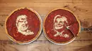 Dua loyang pizza bergambar wajah calon presiden AS dari Partai Republik, Donald Trump dan rivalnya dari Partai Demokrat, Hillary Clinton di Giordano Pizzeria, Chicago, Selasa (27/9). (REUTERS / Jim Young)