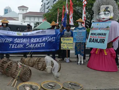 Aktivis dari Koalisi Rakyat untuk Keadilan Perikanan (KIARA) membentangkan spanduk saat berunjuk rasa di depan Balai Kota DKI Jakarta, Rabu (15/7/2020). Mereka menolak reklamasi Ancol dengan menuntut Gubernur DKI Jakarta segera mencabut Kepgub Nomor 237 Tahun 2020. (merdeka.com/Imam Buhori)
