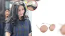 Nagita Slavina terlihat memukau dengan kacamata merek Linda Farrow. Kacamata seri Luxurious Raound Sunglasses ini berharga Rp 15 juta. (Foto: instagram.com/fashion_nagitaslavina)