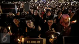  Ribuan pendukung Ahok menggelar acara Malam Solidaritas atas Matinya Keadilan di Tugu Proklamasi, Jakarta (10/05). Mereka datang mengenakan pakaian hitam-hitam. (Liputan6.com/Faizal Fanani)