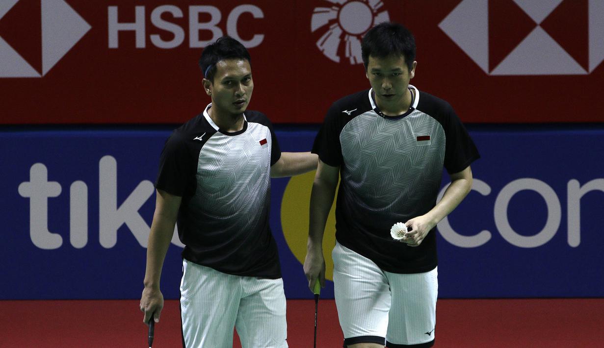 Ganda putra Indonesia, Mohammad Ahsan/Hendra Setiawan saat melawan ganda Jerman, Mark Lamsfuss/Marvin Seidel, pada Blibli Indonesia Open 2019 di Istora Senayan, Jakarta, Rabu (17/7). Ahsan/Hendra menang 21-16, 21-17. (Bola.com/Yoppy Renato)