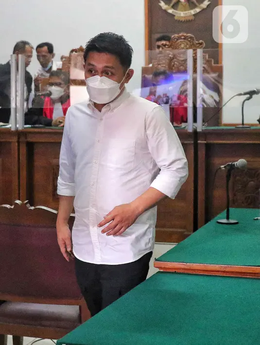 Terdakwa obstruction of justice atau upaya menghalangi penyidikan perkara tewasnya Brigadir Nofriansyah Yosua Hutabarat, Chuck Putranto usai mengikuti persidangan di Pengadilan Negeri (PN) Jakarta Selatan, Kamis (10/11/2022). Chuck berdalih hanya menjalankan perintah atasan terkait kasus dugaan pembunuhan berencana Brigadir J.  (Liputan6.com/Angga Yuniar)