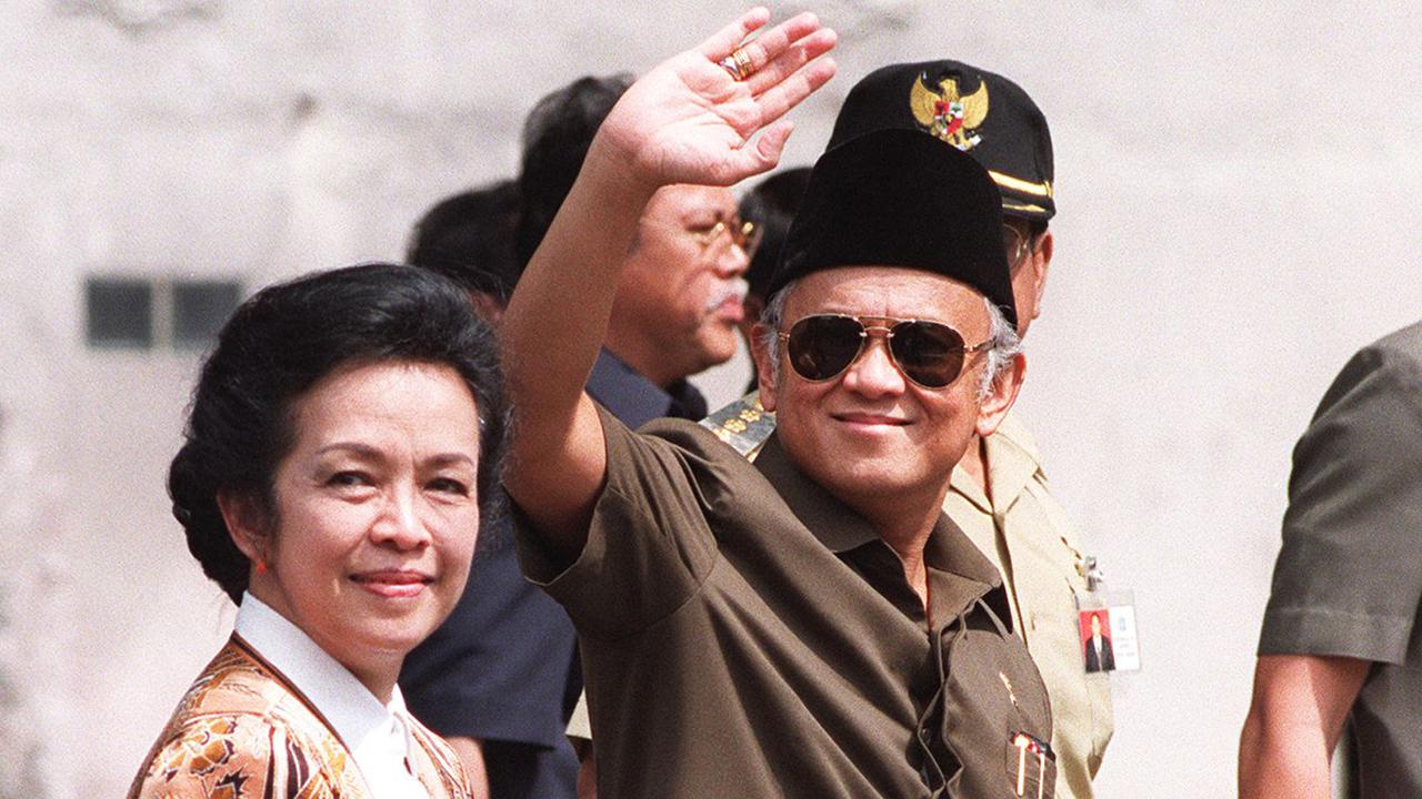 Wajah Ceria BJ Habibie Didampingi Ainun Memimpin Indonesia