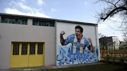 Mural Lionel Messi karya Paulo Consentino terdapat di sebuah dinding sekolah General Las Heras di Rosario, 350 km utara Buenos Aires, Argentina. (26/8/2015). (AFP Photo/Hector Rio)