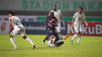 Pemain RANS Nusantara FC, Makan Konate (tngah) terjatuh saat berusaha melewati pemain PSS Sleman dalam laga pekan ke-2 BRI Liga 1 2022/2023 antara RANS Nusantara FC melawan PSS Sleman di Stadion Pakansari, Bogor, Jumat (29/7/2022) malam WIB. (Bola.com/M Iqbal Ichsan)