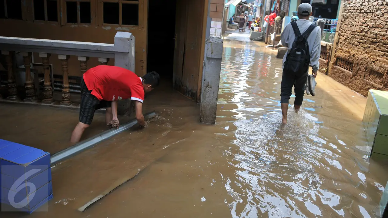 20151117-Banjir Surut, Warga Kampung Pulo Mulai Bersih-bersih-Jakarta