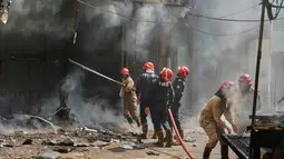 Petugas pemadam kebakaran memadamkan api yang membakar sebuah hotel di New Delhi, India, Rabu 3 Juni 2026. (AP Photo/Manish Swarup)