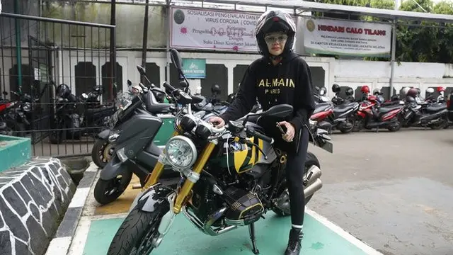 6 Potret Sangar Nikita Mirzani Naik Moge saat Hadiri Sidang