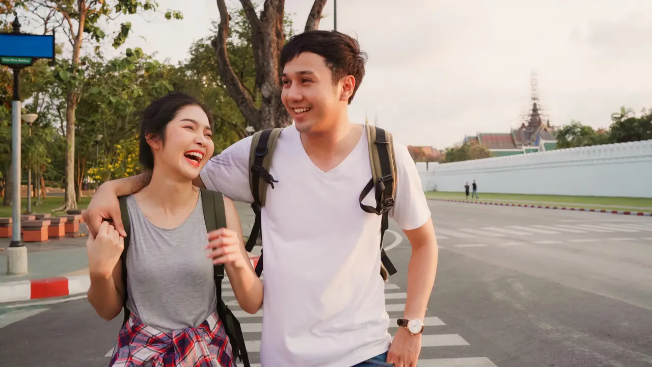 perempuan dan pasangan 4 juli travel