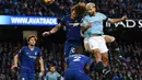 Duel udara yang dilakukan David Luis dan Aguero pada laga lanjutan Premier League yang berlangsung di stadion Etihad, Manchester, Minggu (10/2). Manchester City menang 6-0 atas Chelsea. (AFP/Paul Ellis)