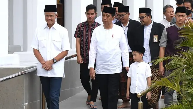 Presiden Joko Widodo atau Jokowi dan Gubernur Jawa Tengah saat hendak Sholat Jumat di Masjid Sheikh Zayed, Kota Surakarta, Jawa Tengah, Jumat (7/4/2023).