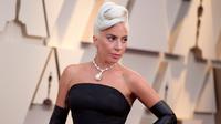 Penyanyi dan aktris Lady Gaga menghadiri perhelatan Academy Awards atau Oscar 2019 di Dolby Theatre, Los Angeles, Minggu (24/2). Saat melewati red carpet Oscar 2019, Lady Gaga menawan dengan busananya. (Richard Shotwell/Invision/AP)