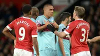 Gelandang Manchester United, Bastian Schweinsteiger (kanan), terlibat konflik dengan pemain West Ham United, Winston Reid, pada laga di Old Trafford, Sabtu (5/12/2015). (AFP/Oli Scarff)