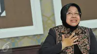 Beredar video yang memperlihatkan Wali Kota Surabaya Tri Rismaharini bersujud dan meminta maaf di depan para takmir. (Foto: Liputan6.com)