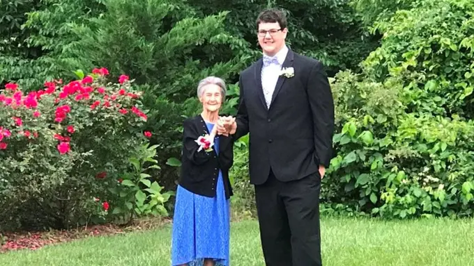 Divonis Takkan Hidup Lama, Cucu ajak Neneknya ke Prom Night