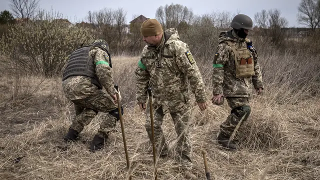 Pasukan Ukraina Jinakkan Ladang Ranjau Rusia di luar Kiev