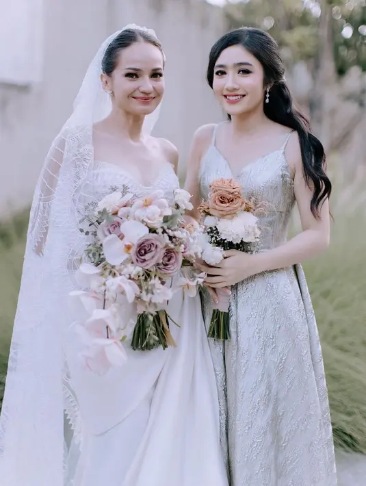 Di resepsi pernikahan Enzy, Febby mengenakan dress spaghetti strap warna silver [@febbyrastanty]