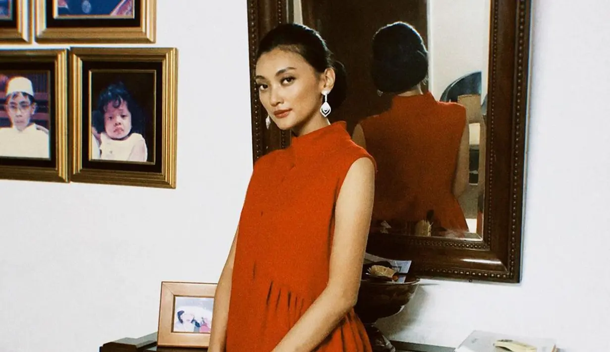 Tak hanya kerap mengunggah foto saat menggunakan kebaya saja, akan tetapi penampilannya dengan busana simple juga tak luput dari perhatian. Menggunakan simple dress tanpa lengan, Adinda Cresheilla pun memilih untuk menggunakan anting serta tatanan rambut sederhana namun tetap terlihat menawan. (Lipu
