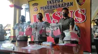 Kapolres Serang Kota, AKBP Maruli Ahiles Hutapea (Tengah) Tunjukkan Barang Bukti Malig Minimarket Usai Kejar-kejaran Di Jalan Kota Serang. (Jumat, 17/09/2021). (Liputan6.com/Yandhi Deslatama).