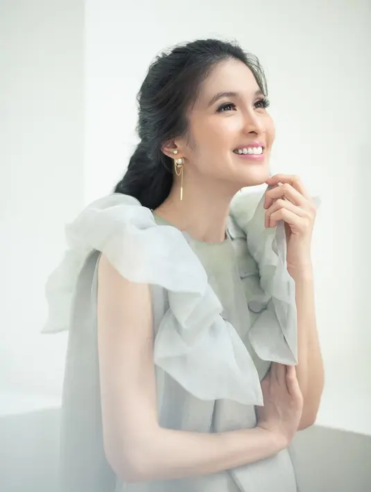 Wanita yang senang dengan dongeng Disney ini pun selalu tampil dengan busanya simple namun elegan. Kecantikan Sandra Dewi memang tak perlu di pertanyakan lagi. (Liputan6.com/Instagram/@sandradewi88)