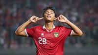 Pemain Timnas Indonesia U-19, Rabbani Tasnim merayakan gol pertama timnya yang dicetak dari eksekusi tendangan penalti saat matchday keempat Grup A Piala AFF U-19 2022 antara Timnas Filipina U-19 melawan Timnas Indonesia U-19 di Stadion Patriot Candrabhaga, Bekasi, Jawa Barat, Jumat (08/07/2022). (Bola.com/Bagaskara Lazuardi)