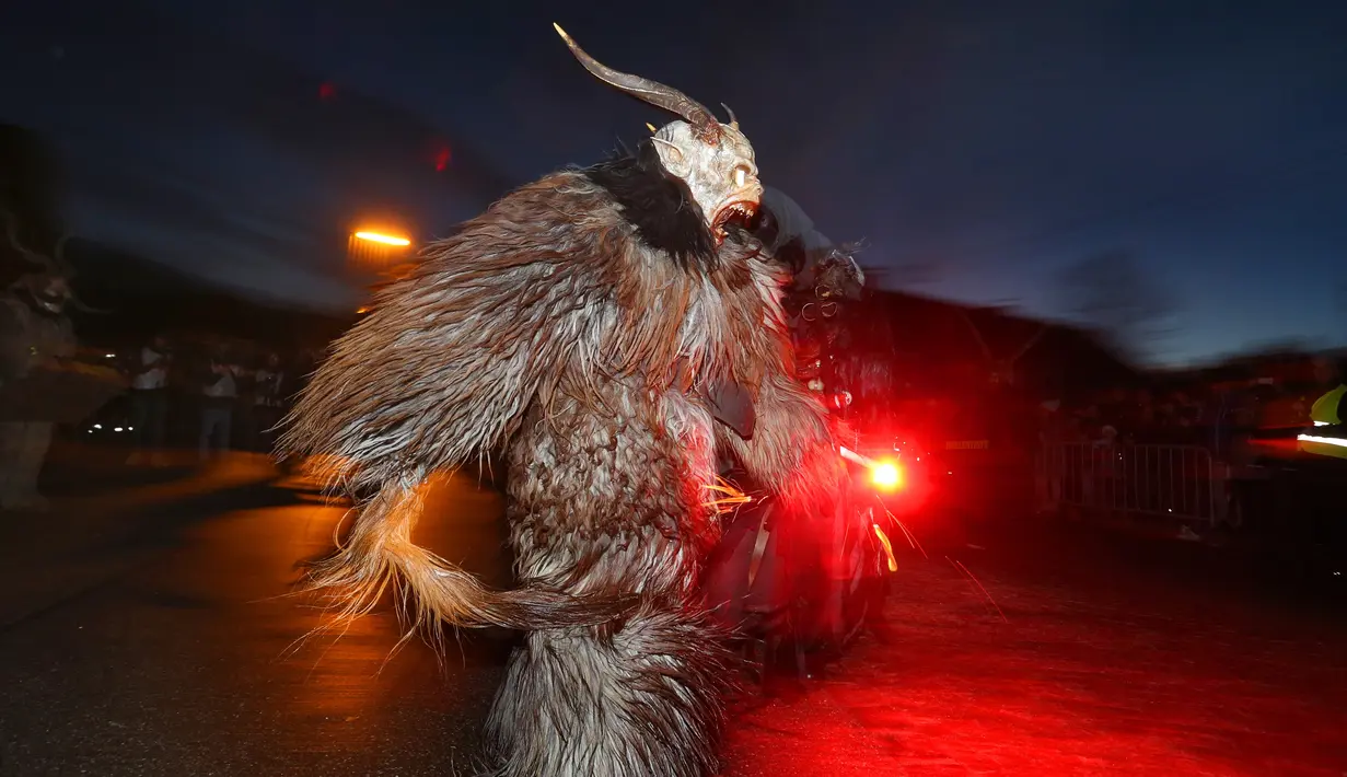 Seorang pria berpakaian seperti Krampus, mahkluk setengah kambing dan setengah iblis, dalam sebuah acara di Boerwang, 24 November 2018. Krampus merupakan legenda tradisi Natal di Jerman untuk menakuti anak-anak yang nakal. (KARL-JOSEF HILDENBRAND/DPA/AFP)