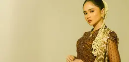 Pesona Tissa Biani Kenakan Ronce Melati. [@tissabiani]