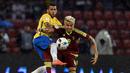 Pemain Brasil, Dani Alves, berebut bola dengan pemain Venezuela, Adalberto Penaranda, dalam laga Kualifikasi Piala Dunia 2018 zona Amerika Selatan di Metropolitano Stadium, Merida, Rabu (12/10/2016) WIB. (AFP/Juan Barreto)
