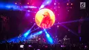 Aksi panggung band Incubus asal Amerika Serikat saat menggelar konser di Jakarta, Rabu (7/2). Konser musik ini bertajuk Incubus Live In Jakarta. (Liputan6.com/Faizal Fanani)