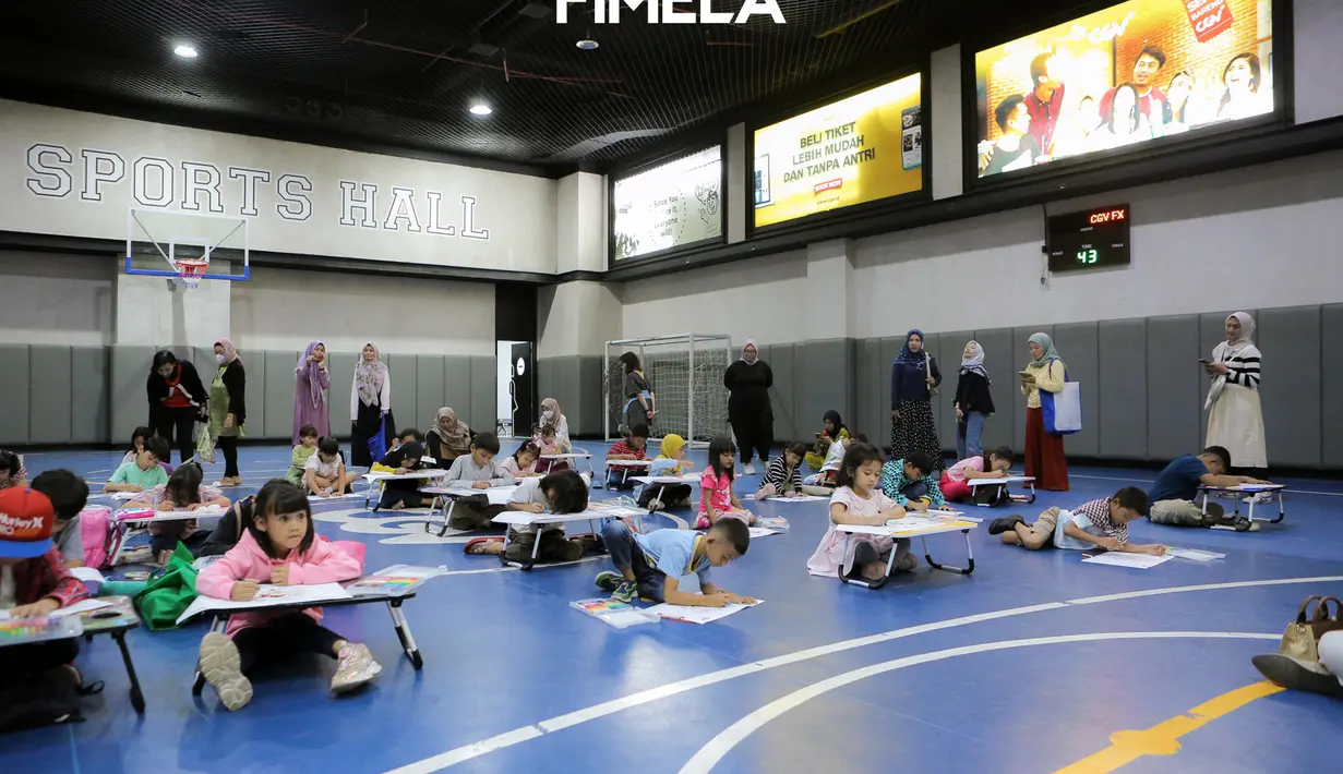 Semua peserta tampak antusias untuk lomba mewarnai. Karena akan ada hadiah menarik bagi para pemenang.