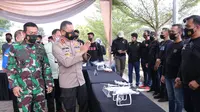 Kapolda Sumsel Irjen Pol Eko Indra Heri saat meninjau kesiapan tim drone squad, yang dikerahkan untuk mencegah potensi karhutla di Sumsel (Dok. Humas Polda Sumsel / Nefri Inge)