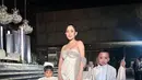 Tak hanya berdua, Rachel turut memboyong dua anaknya yang mengenakan outfit pesta bernuansa putih. [Foto: IG/rachelvennya].