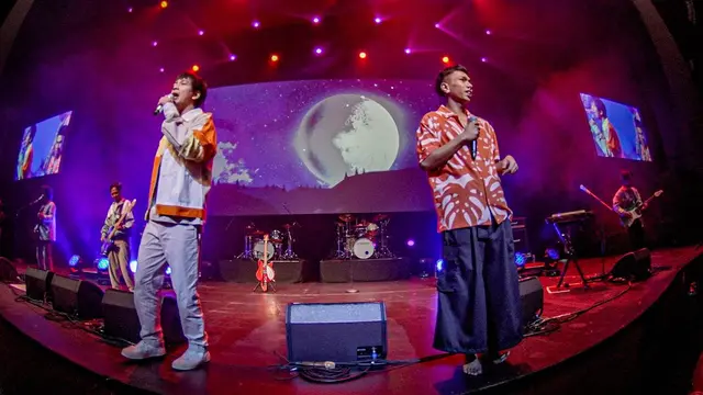 D’Masiv tampil bersama Ari Lesmana di  konser "20AD TO THE WORLD" di Singapura.