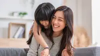 ilustrasi ibu dan anak/220 Selfmade studio/Shutterstock