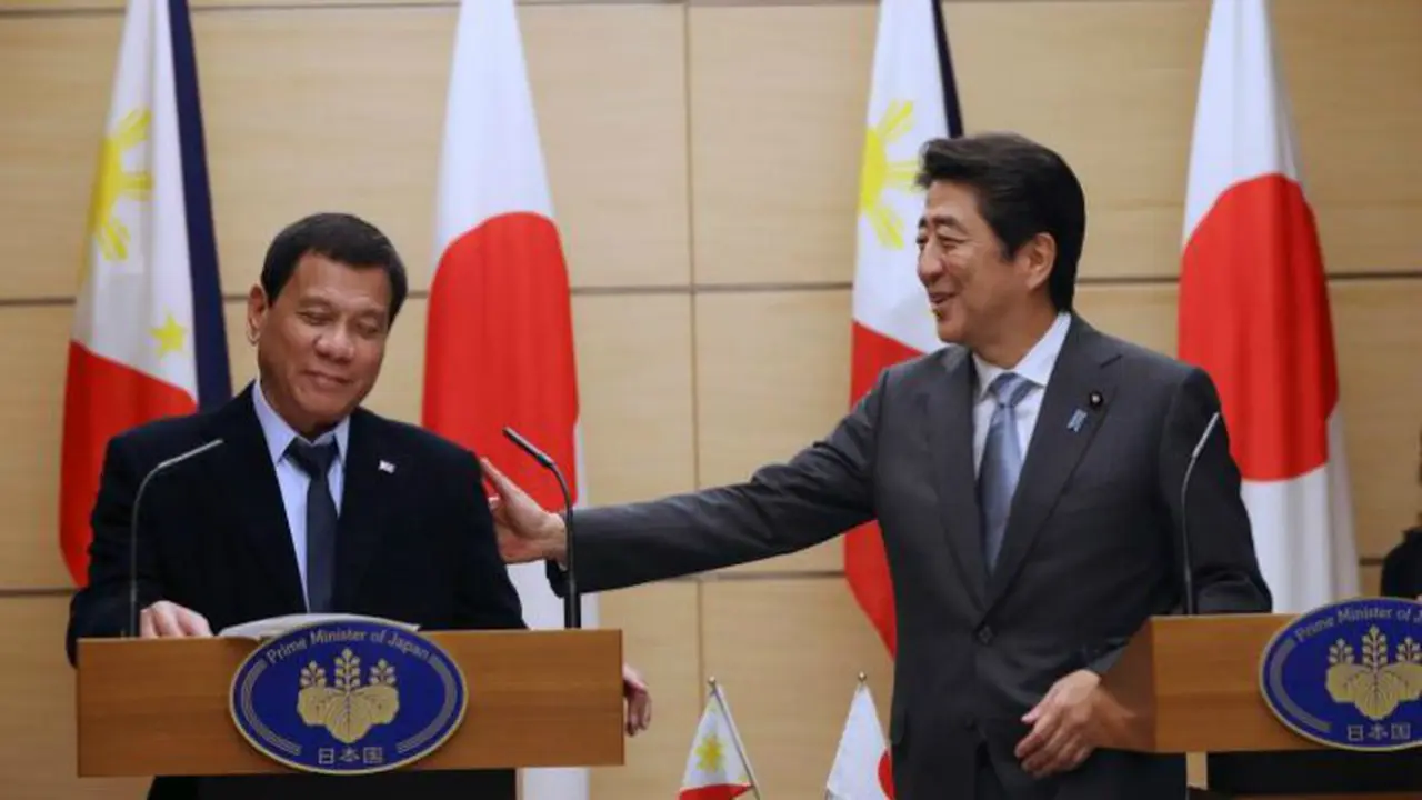 Presiden Filipina Rodrigo Duterte dengan PM Jepang Shinzo Abe dalam konferensi pers bersama di Tokyo