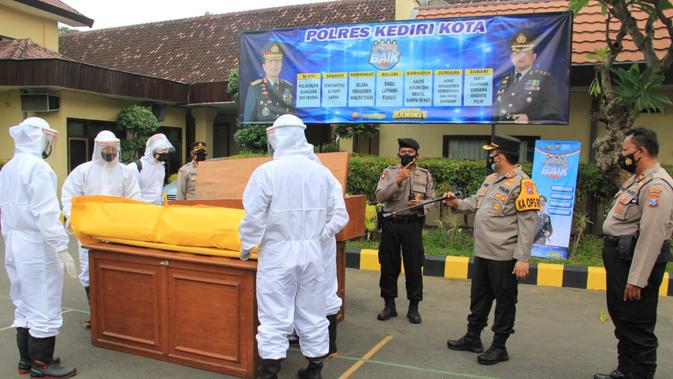 Bentuk Tim, Polsek di Kota Kediri Diminta Bisa Pemulasaran Jenazah Covid-19 - Vimarsana News