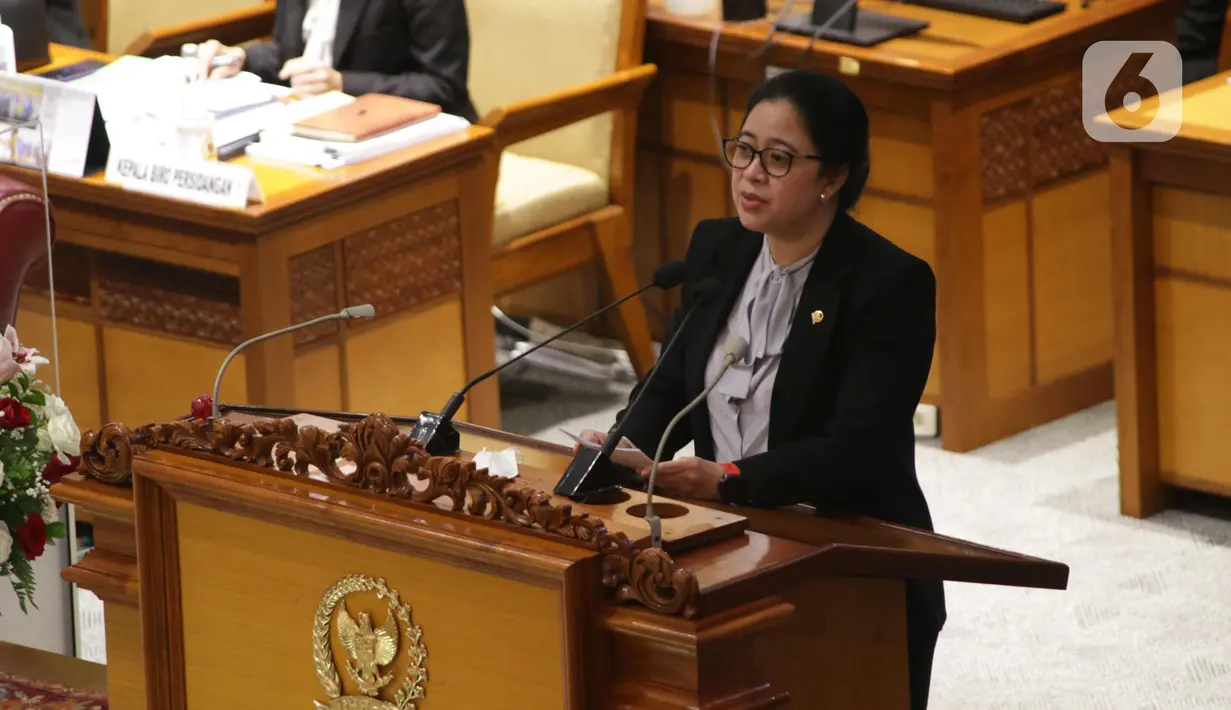 Ketua DPR Puan Maharani berpidato pada Rapat Paripurna DPR RI Ke-16 Masa Persidangan IV Tahun Sidang 2020-2021 di Kompleks Parlemen, Senayan, Jakarta, Jumat (9/4/2021). Rapat juga membahas pembentukan kementerian baru.  (Liputan6.com/Angga Yuniar)