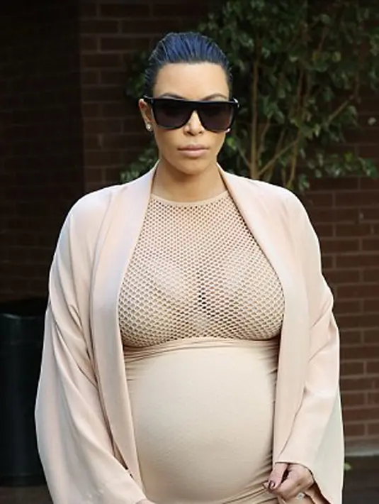 Aktris 34 tahun ini memakai rok sepinggang dengan atasan berlubang seperti jaring yang menampakkan belahan dadanya. (via dailymail.co.uk)