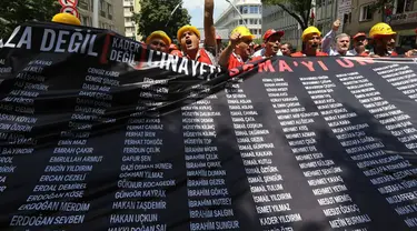 Para penambang Turki turun ke jalan menuntut pemerintah segera menepati janji, Ankara, (16/7/2014). (AFP PHOTO/Adem Altan)