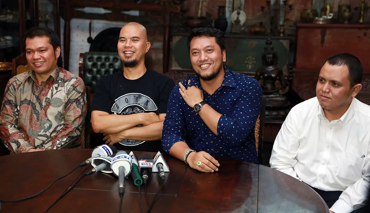 Ahmad Dhani di temani oleh kuasa hukumnya menerangkan bukti-bukti yang terkait atas pemfitnahan kepada dirinya jelas adanya. (Wimbarsana Kewas/Bintang.com)