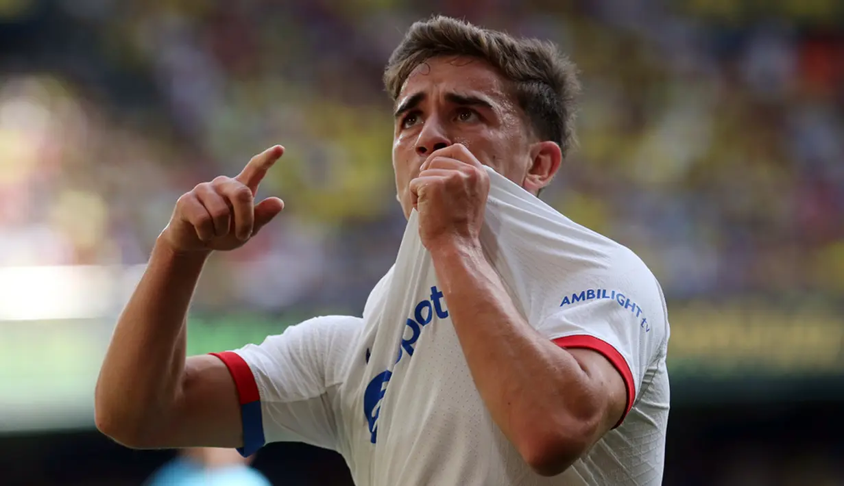 Pemain Barcelona Gavi melakukan selebrasi usai mencetak gol ke gawang Villarreal pada pertandingan sepak bola Liga Spanyol di Stadion Ceramica, Villarreal, Spanyol, Minggu (27/8/2023). (AP Photo/Alberto Saiz)