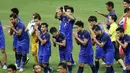 Pemain Thailand U-23 memberikan salam hormat kepada tim Myanmar U-23 dan pendukungnya. (Bola.com/Arief Bagus)