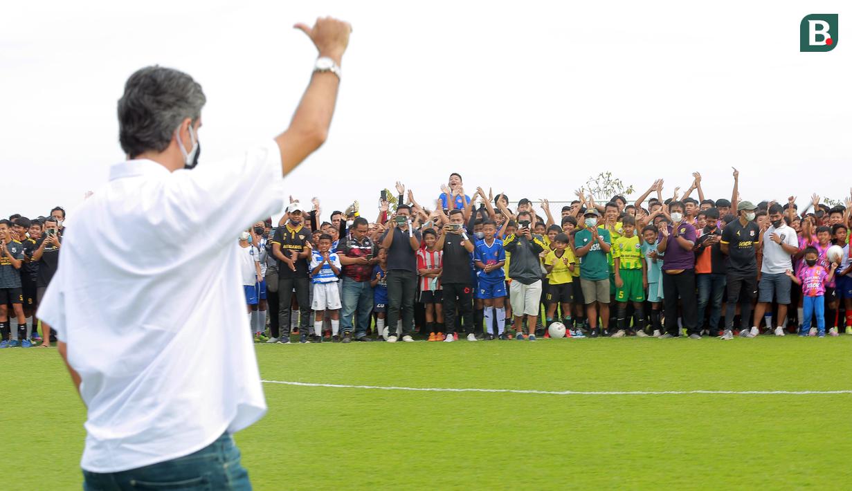 Pelatih Bali United, Stefano Cugurra ikut menghadiri acara tersebut dan menyapa sejumlah warga yang berbaur dengan sejumlah pesepak bola cilik di Training Ground Bali United, Gianyar, Senin (28.03/2022). (Bola.com/ M Iqbal Ichsan)