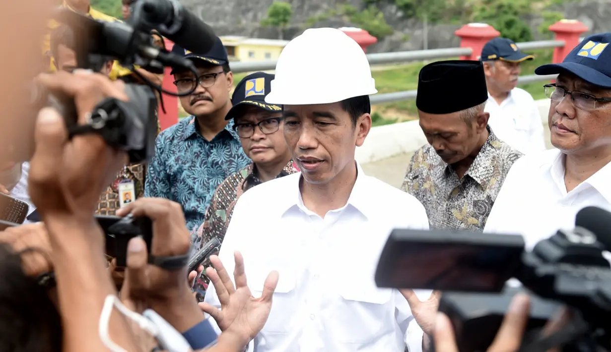 Presiden Jokowi memberikan keterangan kepada awak media usai meresmikan pengoperasian Waduk Nipah di Sampang, Madura, Jatim, Sabtu (19/3). Waduk ini sempat mangkrak selama 16 tahun karena sulitnya membebaskan lahan. (Setpres/Cahyo)