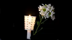 Bunga dan lilin yang diletakkan oleh seorang wanita Suriah yang tinggal di Turki, di lokasi bom bunuh diri di Sultanahmet Square, Istanbul, Rabu (13/1). Bunga dan lilin tersebut wujud belasungkawa untuk korban ledakan di Turki. (REUTERS/Osman Orsal)