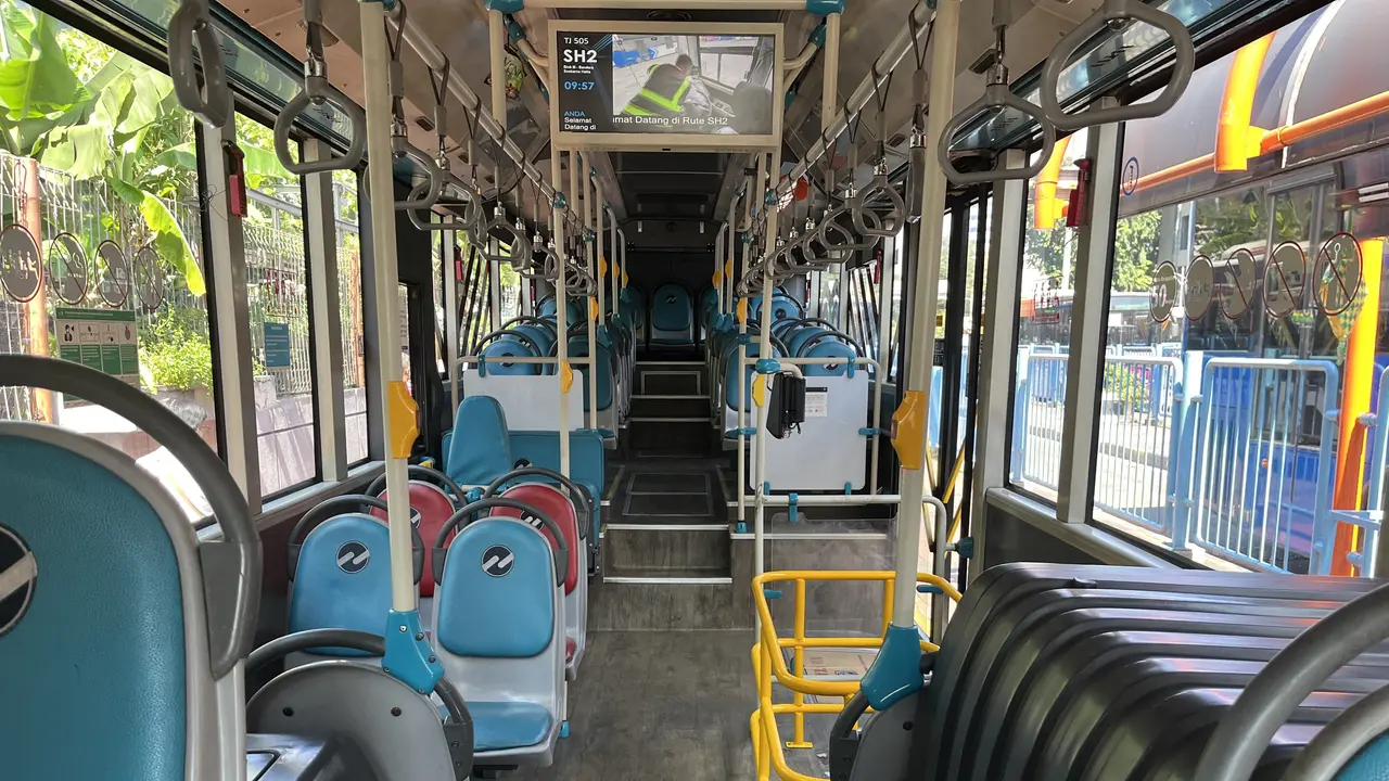 Tampilan dalam dan luar bus Transjabodetabek rute Blok M menuju Bandara Soekarno-Hatta (SH2).